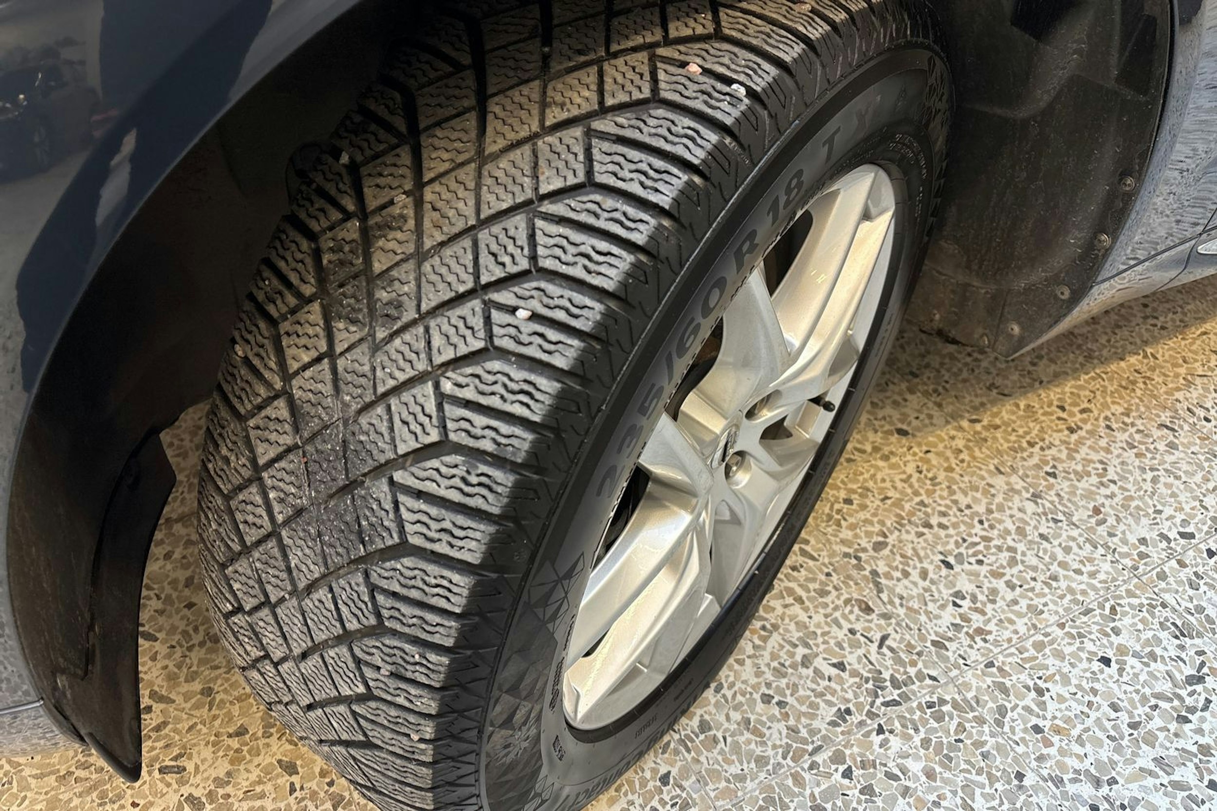 sininen Volvo XC60 2023 kuva 13.