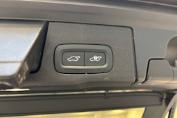 sininen Volvo XC60 2023 kuva 16.