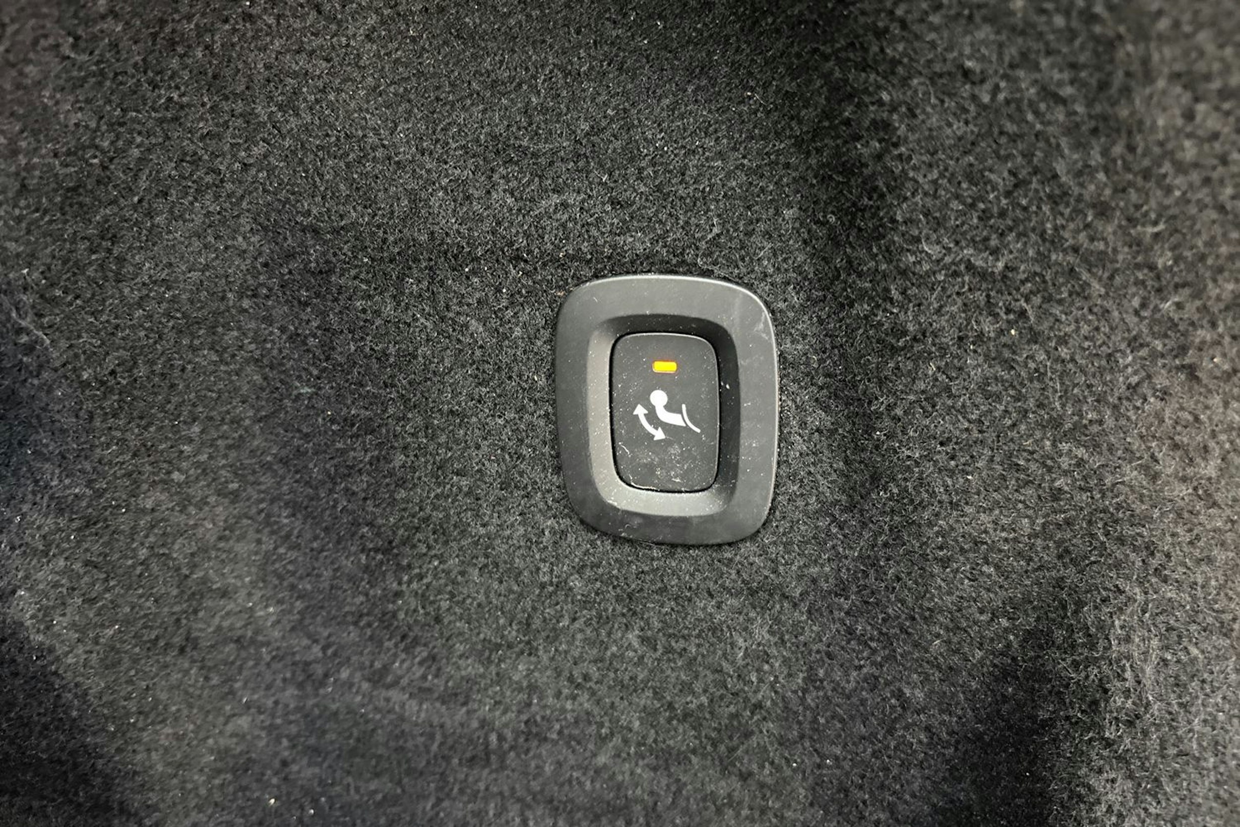 sininen Volvo XC60 2023 kuva 17.