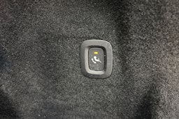 sininen Volvo XC60 2023 kuva 17.