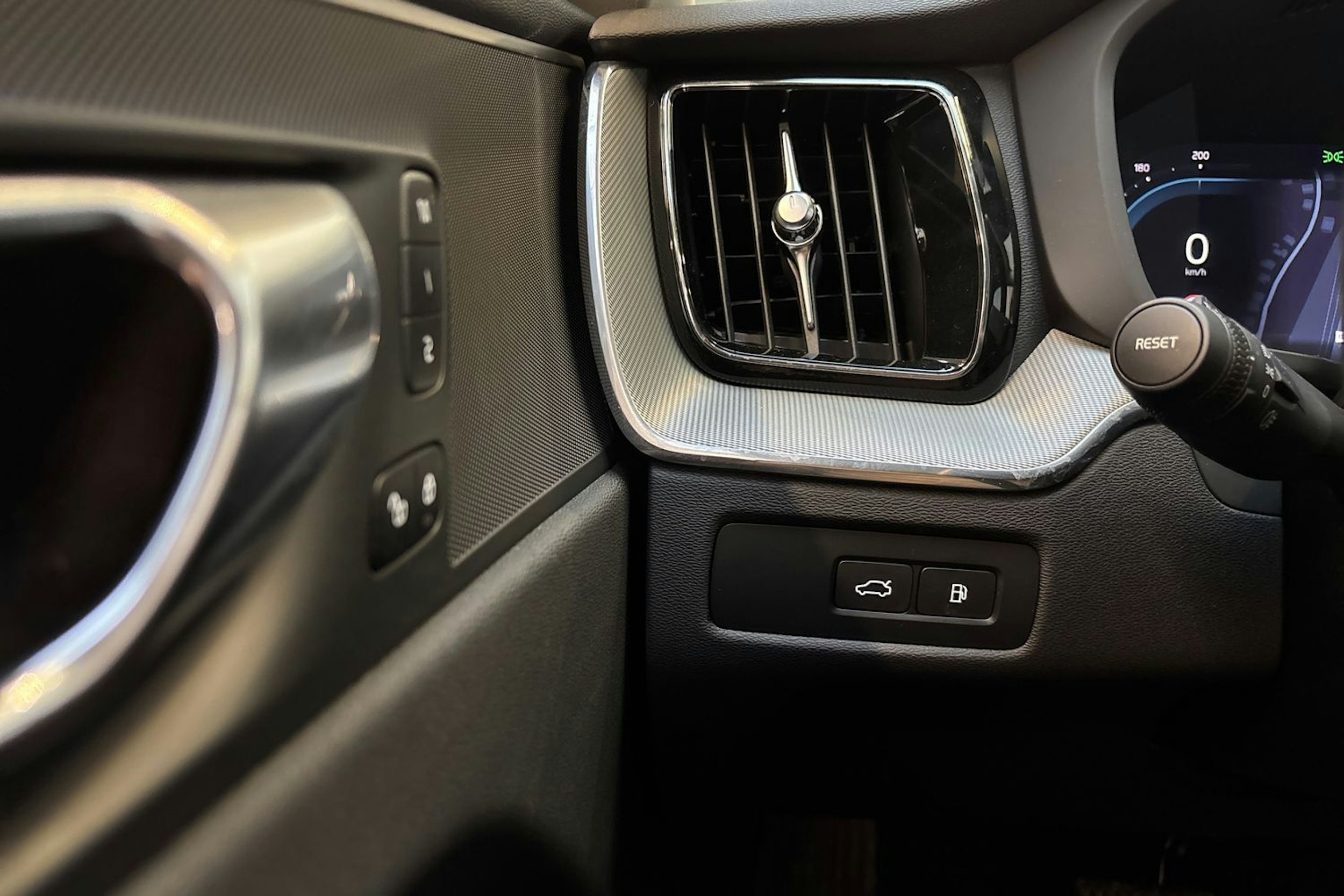 sininen Volvo XC60 2023 kuva 18.