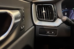 sininen Volvo XC60 2023 kuva 18.