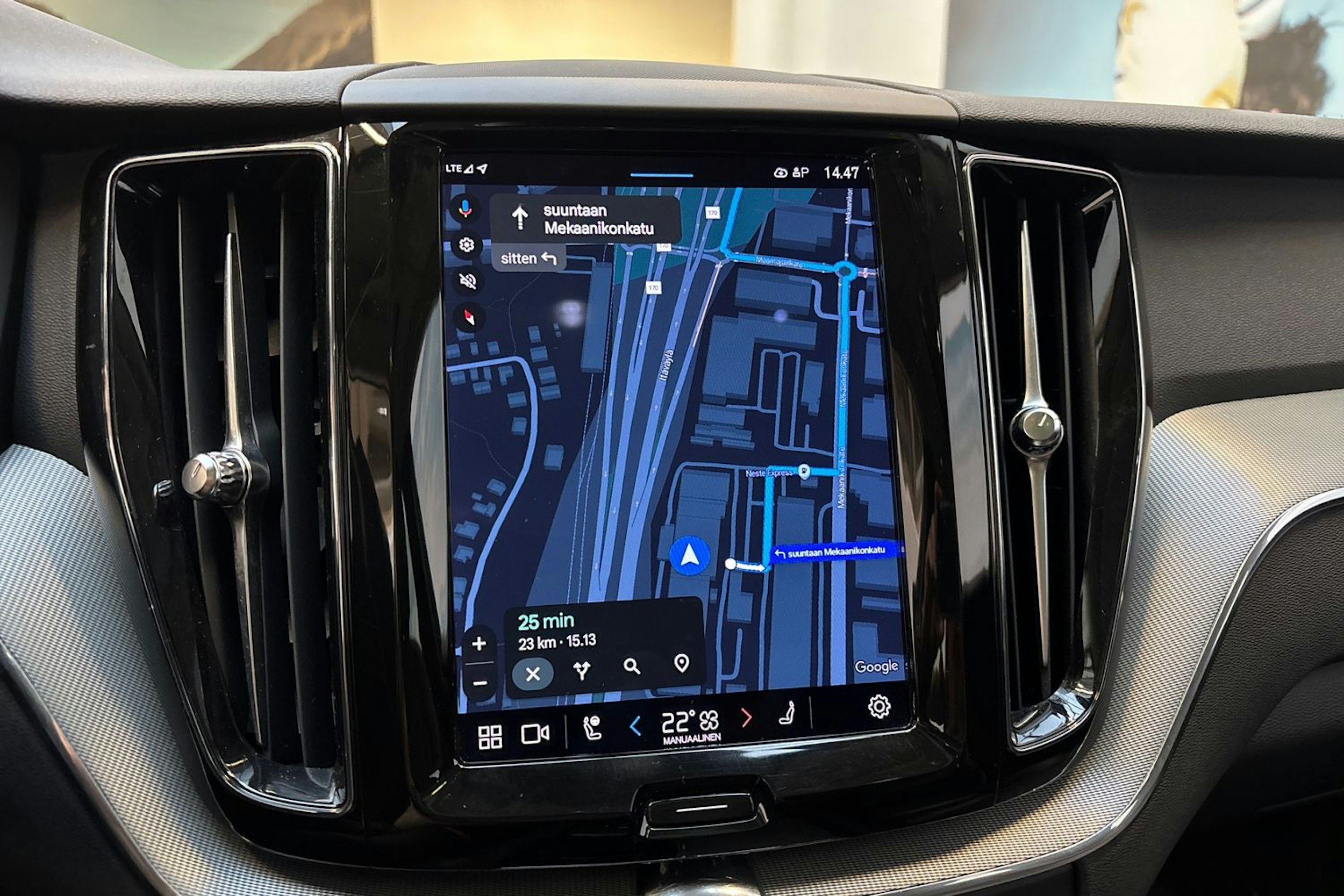 sininen Volvo XC60 2023 kuva 22.