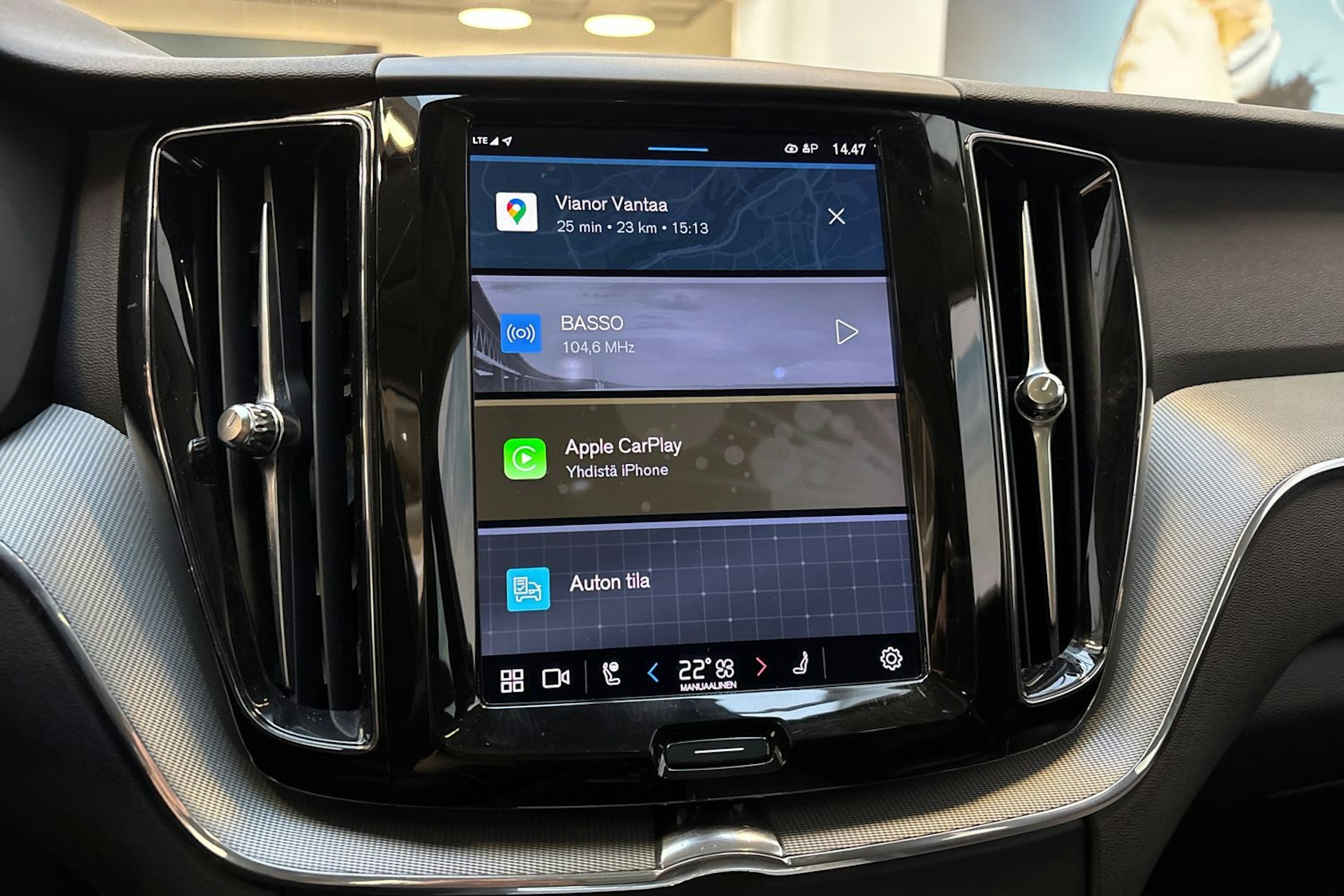 sininen Volvo XC60 2023 kuva 23.