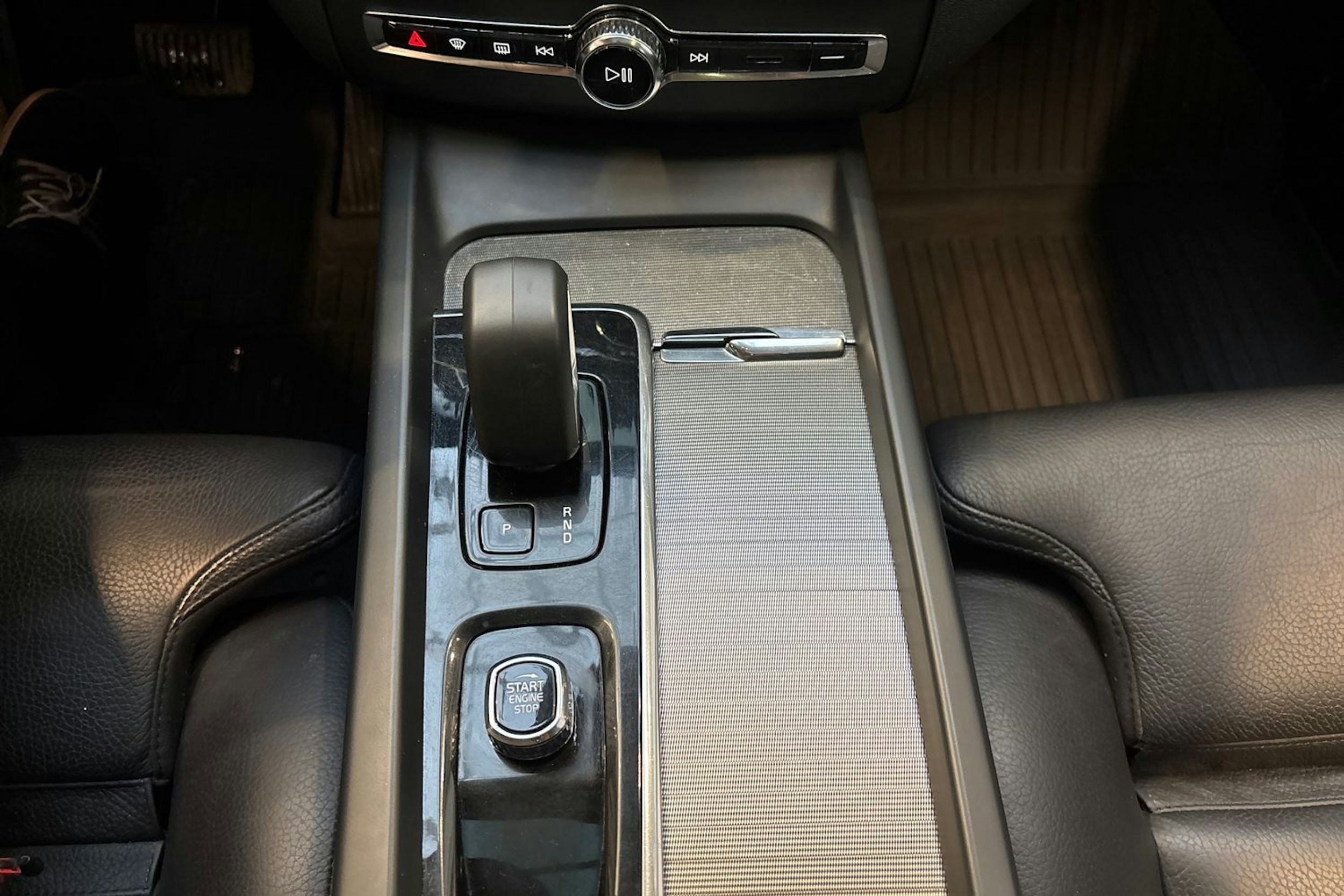 sininen Volvo XC60 2023 kuva 24.