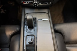 sininen Volvo XC60 2023 kuva 24.