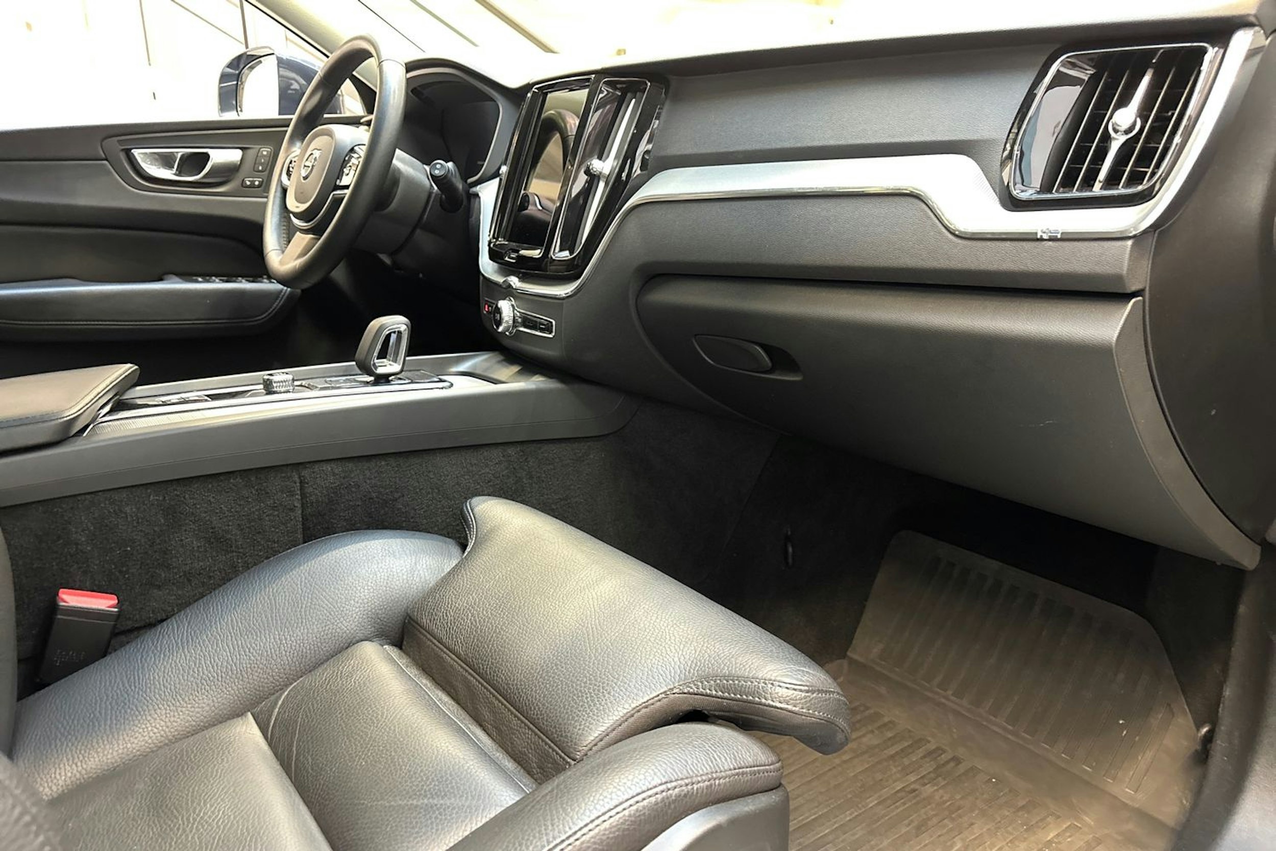 sininen Volvo XC60 2023 kuva 26.