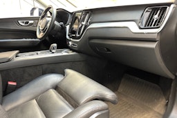 sininen Volvo XC60 2023 kuva 26.