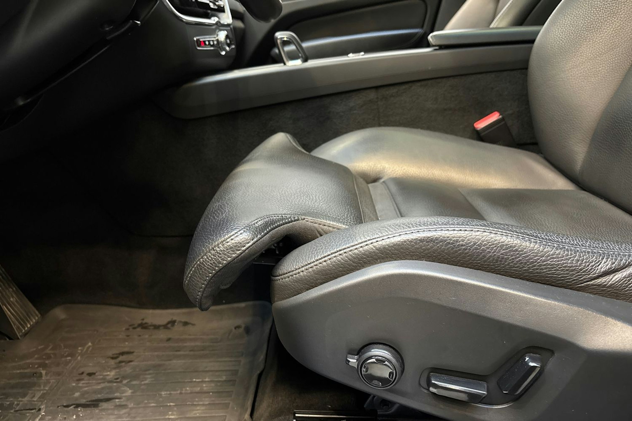 sininen Volvo XC60 2023 kuva 27.