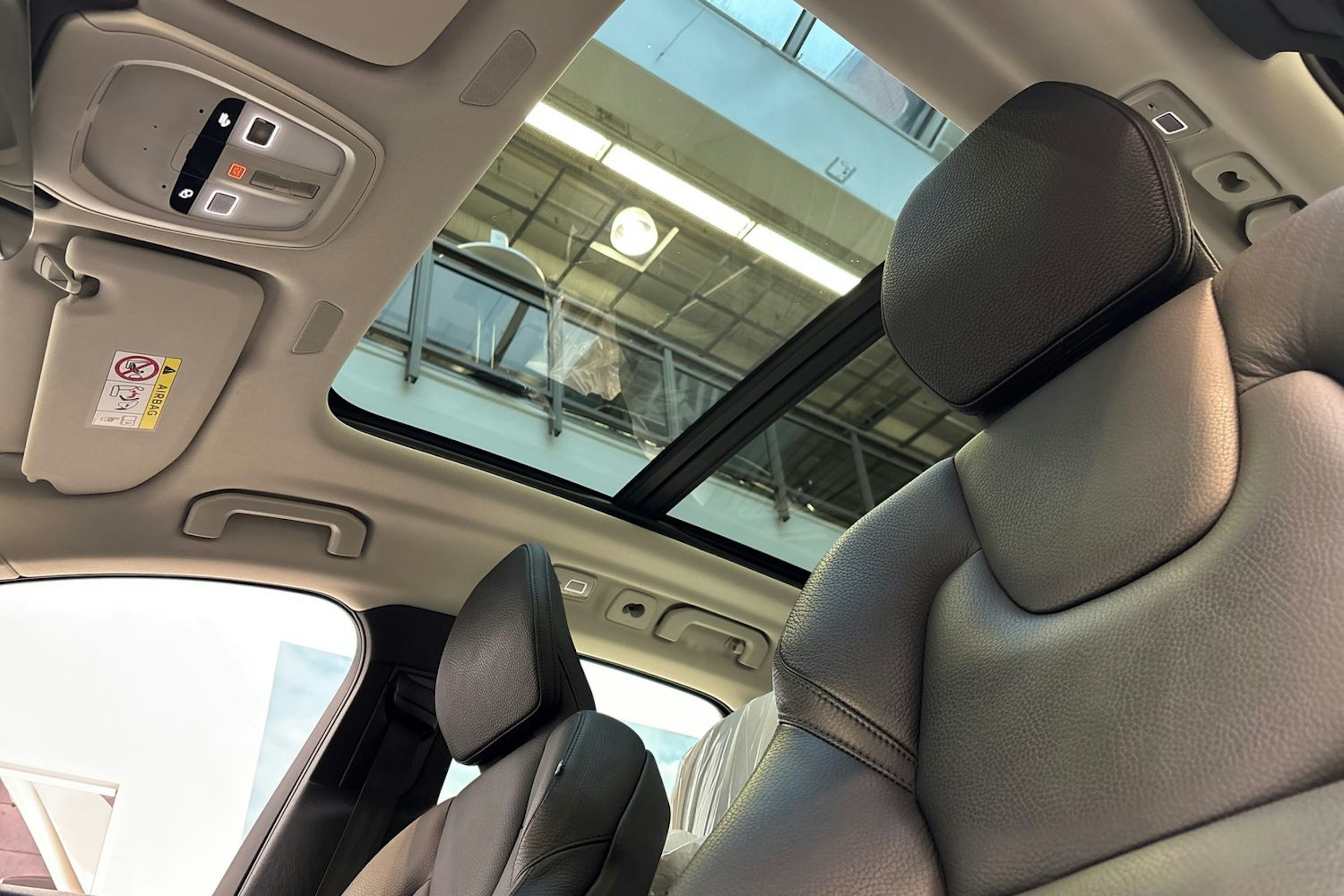 sininen Volvo XC60 2023 kuva 28.