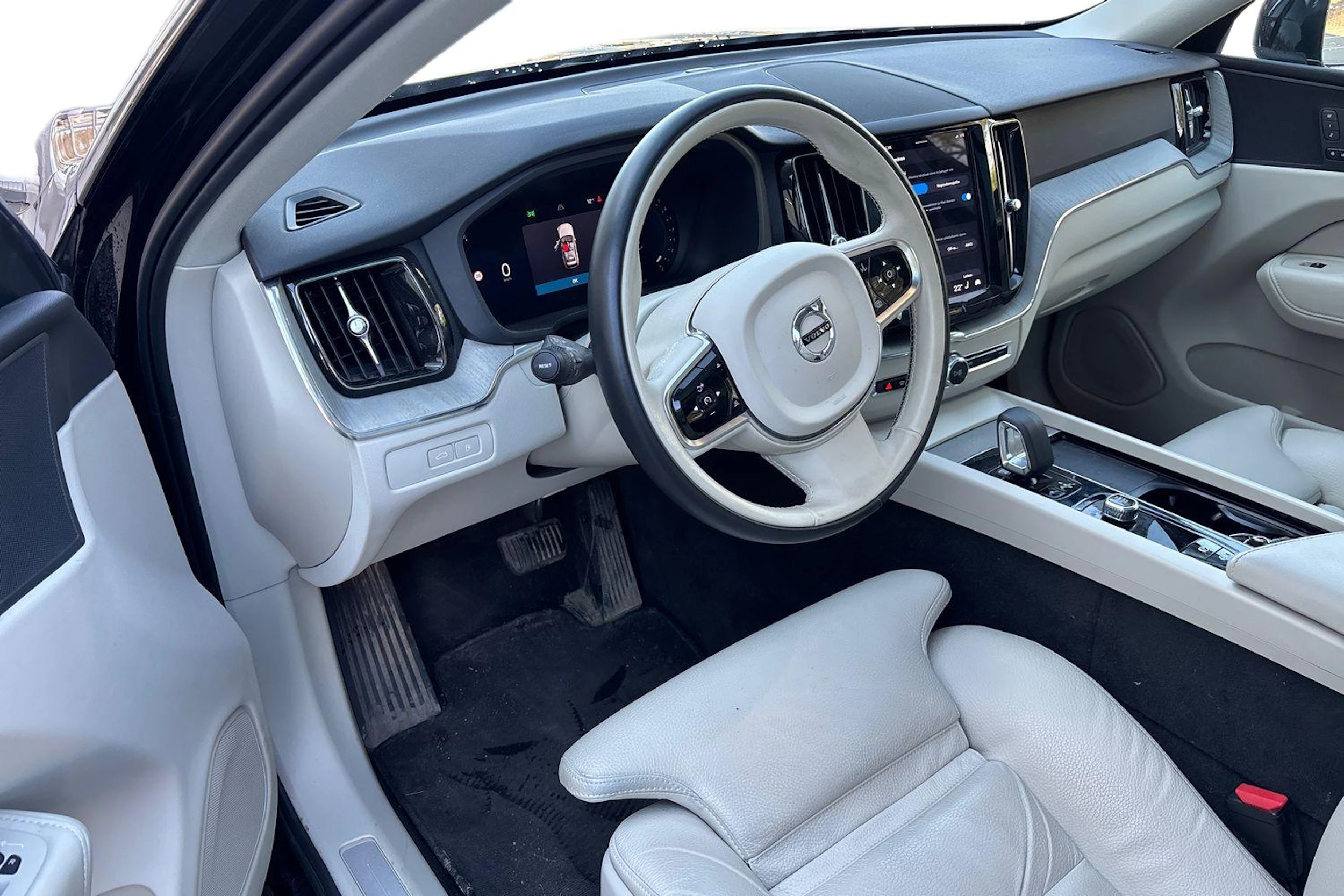 Musta Volvo XC60 2023 kuva 3.