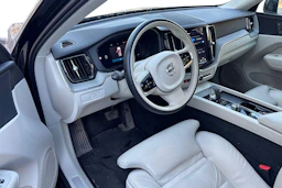 Musta Volvo XC60 2023 kuva 3.