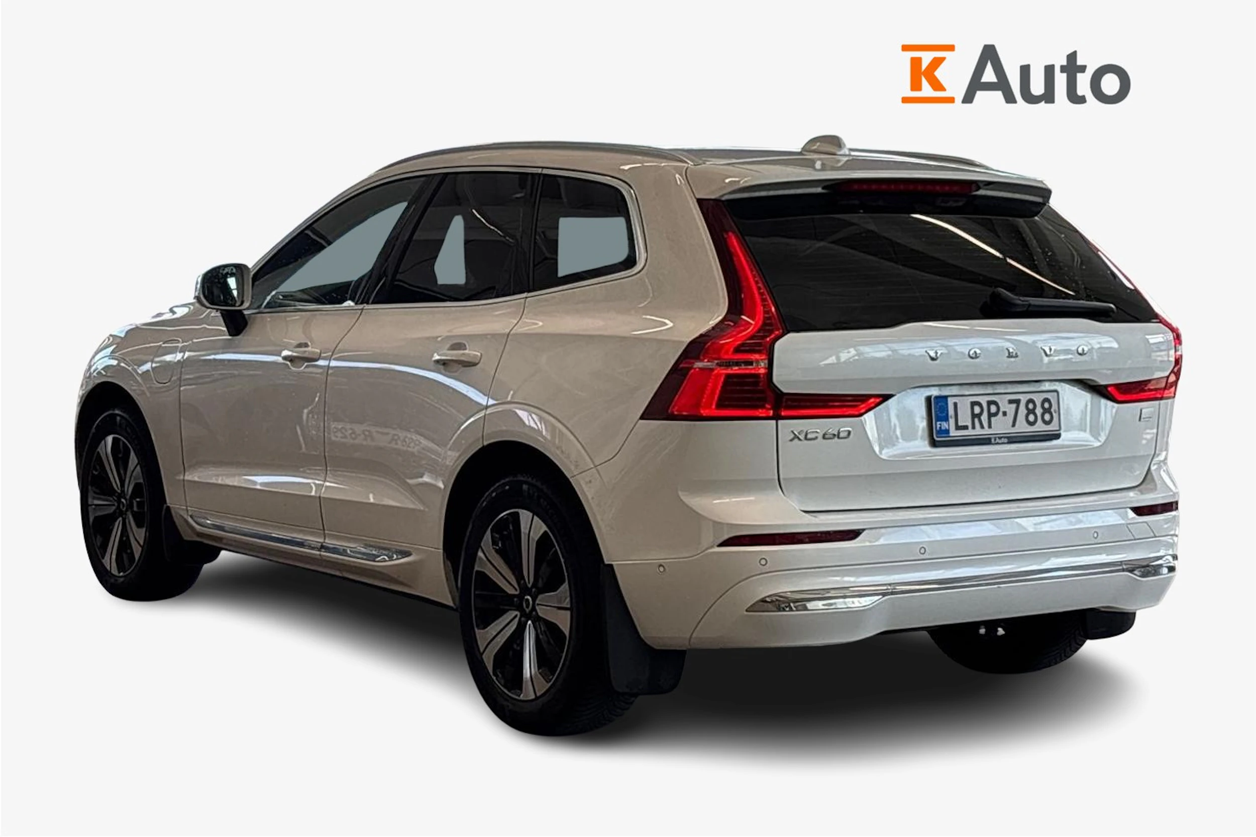 valkoinen Volvo XC60 2023 kuva 2.