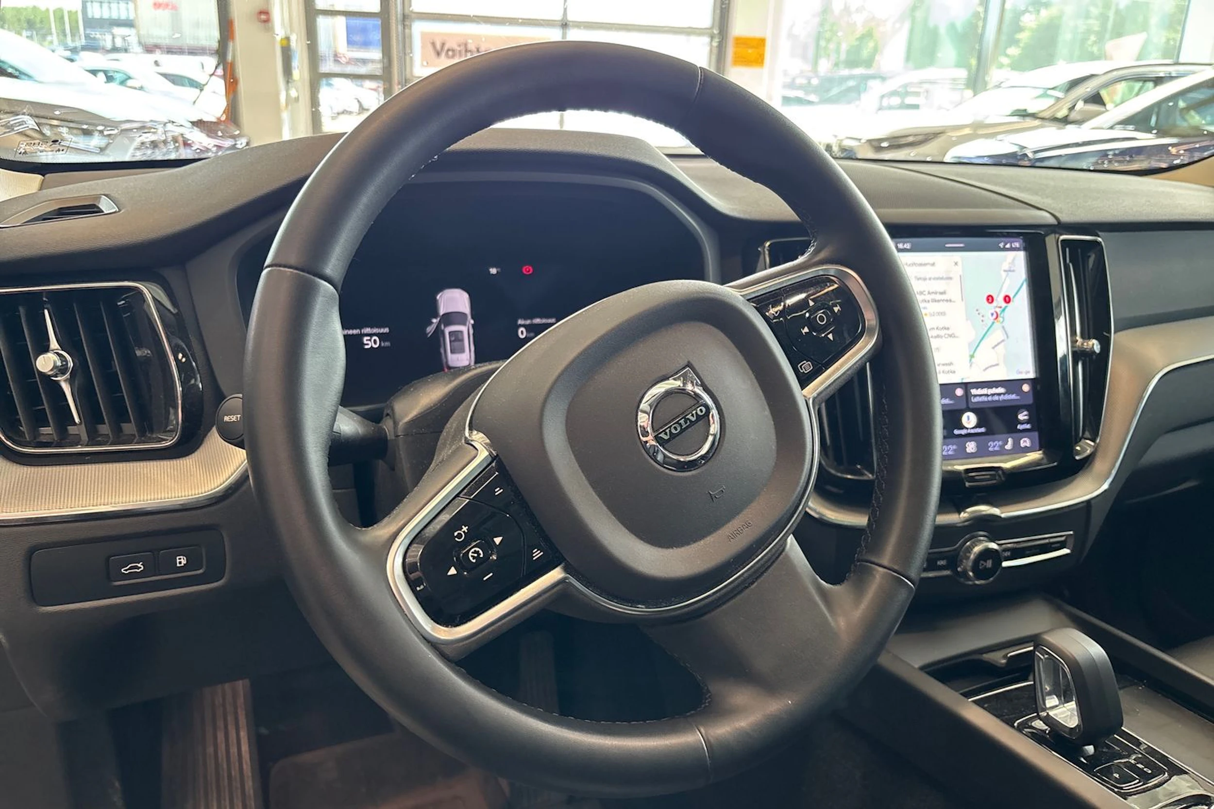 valkoinen Volvo XC60 2023 kuva 9.
