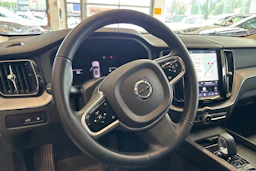 valkoinen Volvo XC60 2023 kuva 9.