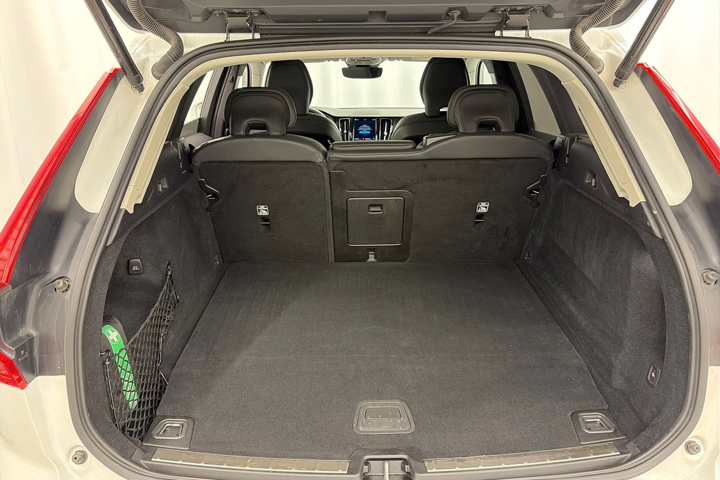 valkoinen Volvo XC60 2023 kuva 12.