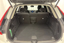 valkoinen Volvo XC60 2023 kuva 12.