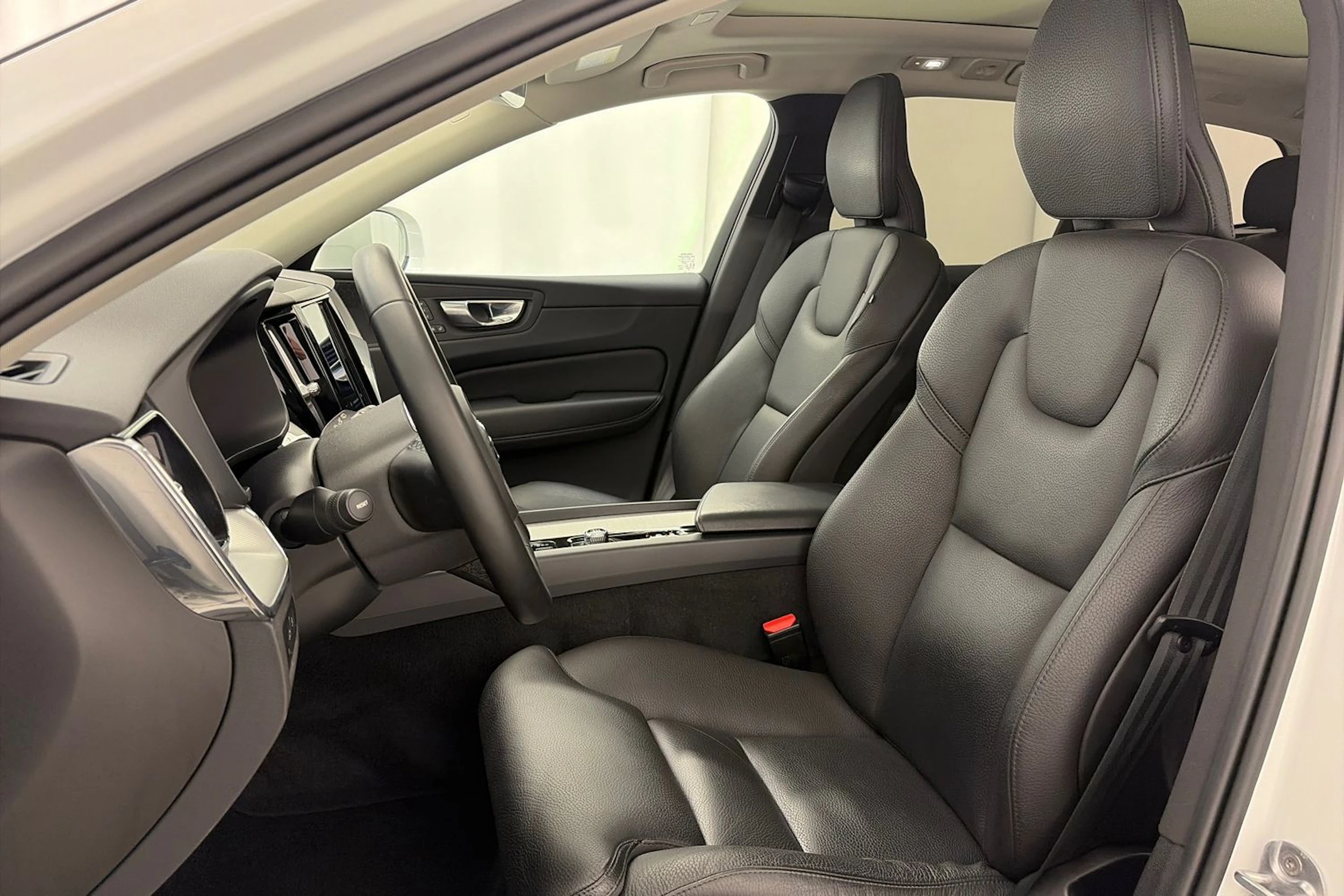 valkoinen Volvo XC60 2023 kuva 15.