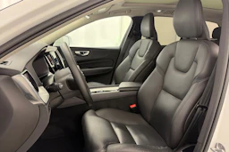 valkoinen Volvo XC60 2023 kuva 15.
