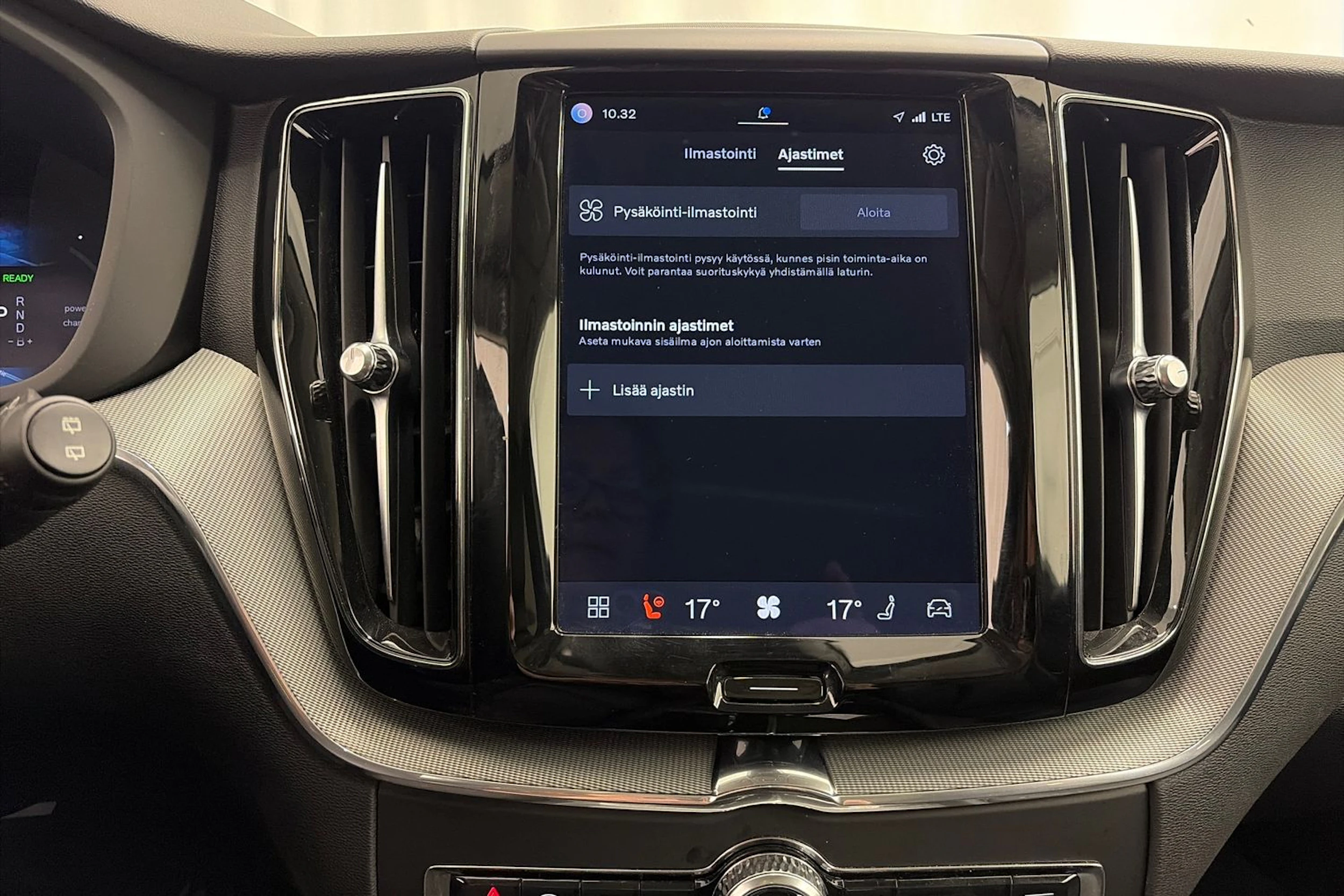 valkoinen Volvo XC60 2023 kuva 28.