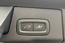 valkoinen Volvo XC60 2023 kuva 33.