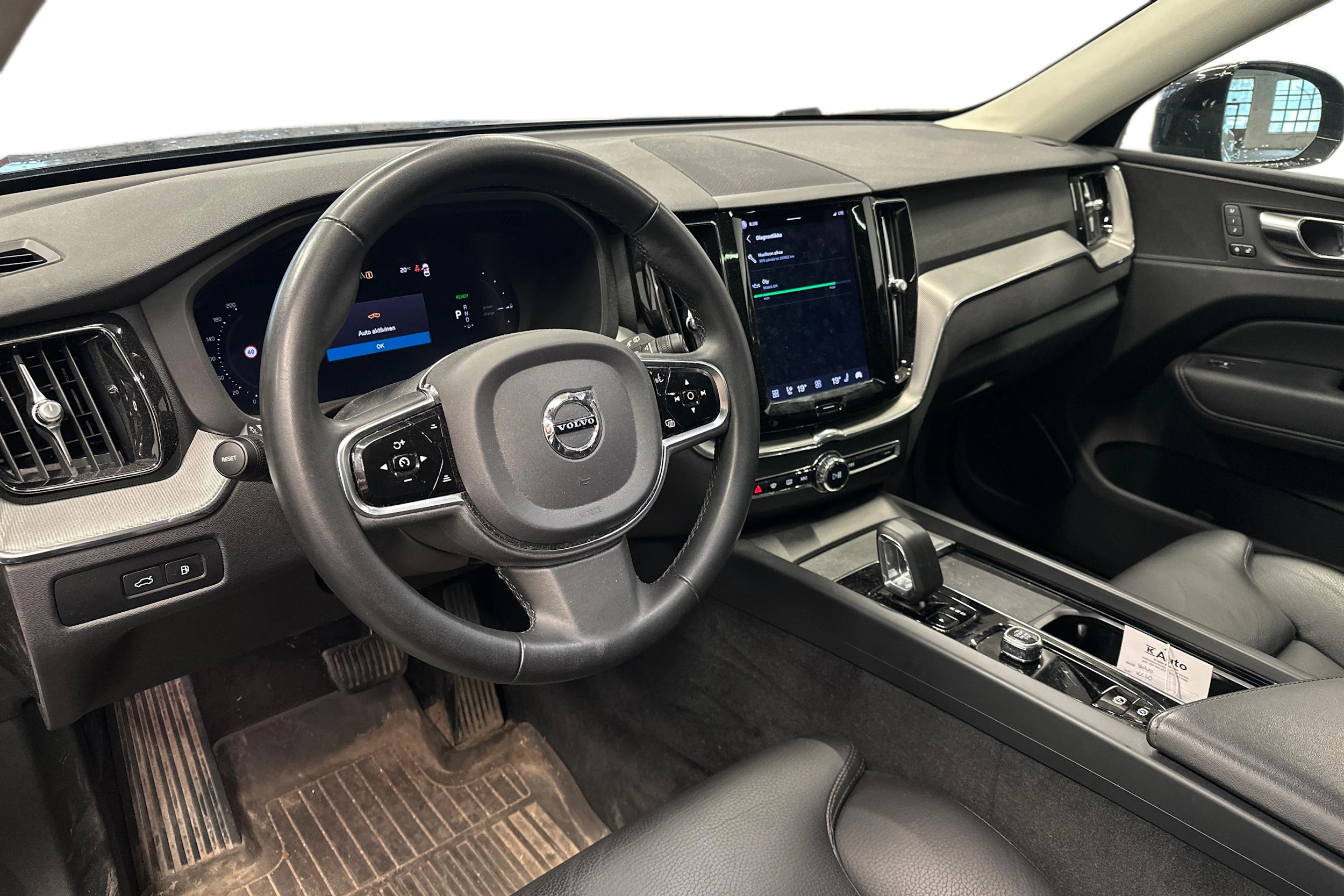 musta Volvo XC60 2023 kuva 3.