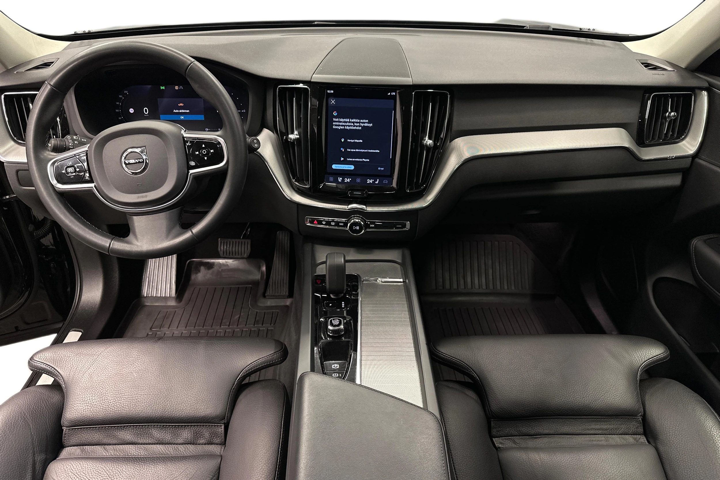 musta Volvo XC60 2023 kuva 7.