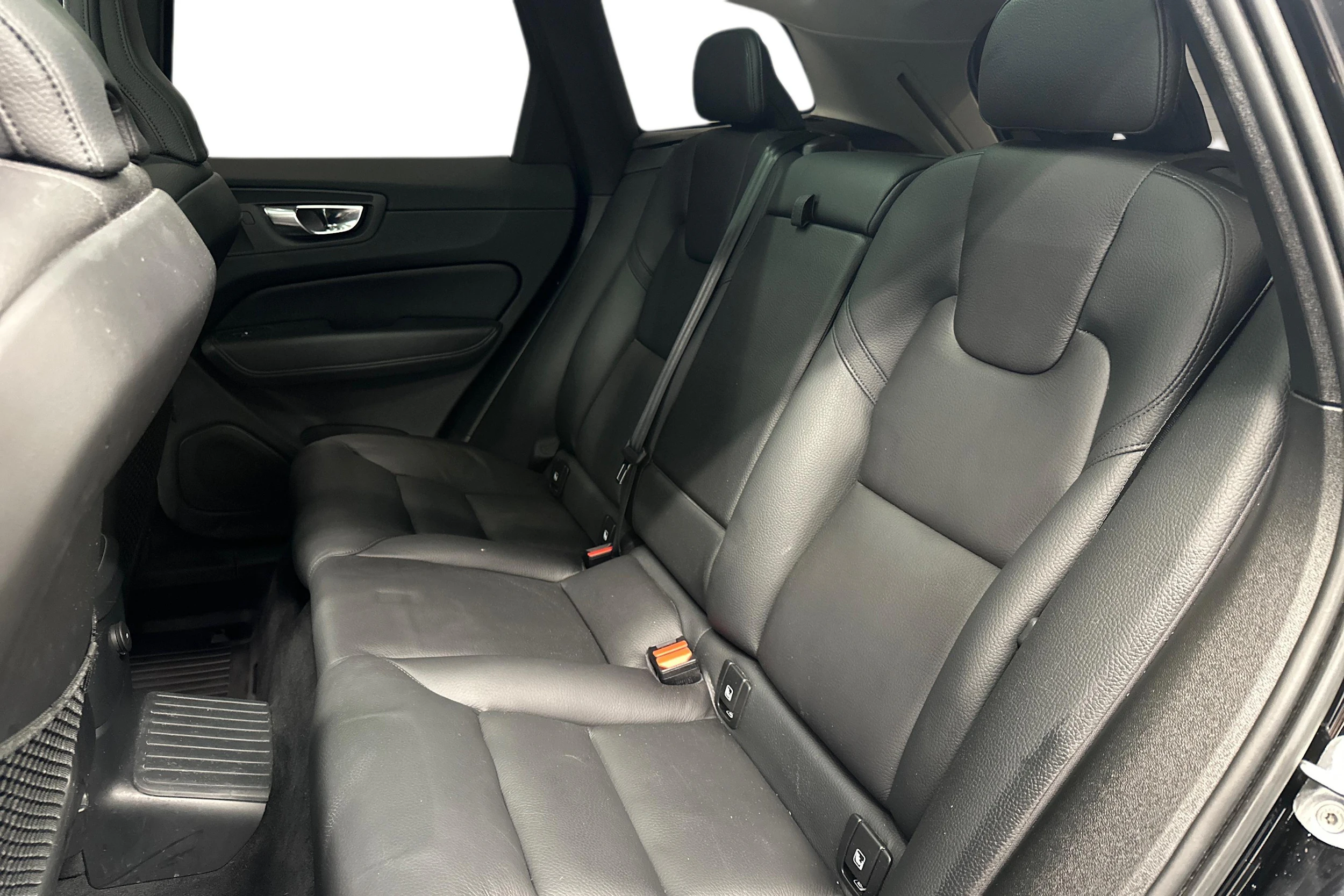 musta Volvo XC60 2023 kuva 8.