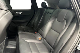 musta Volvo XC60 2023 kuva 8.