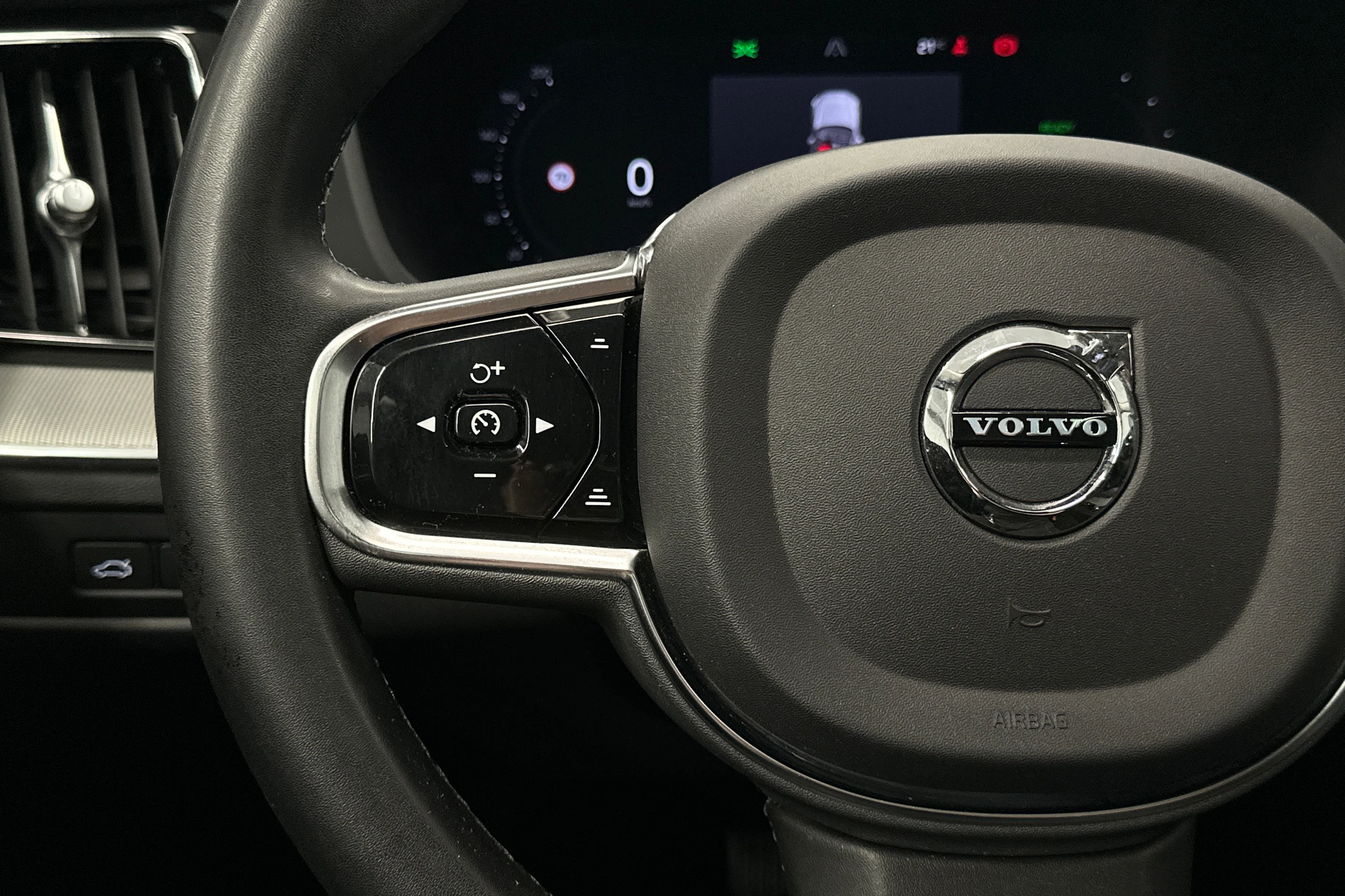 musta Volvo XC60 2023 kuva 11.