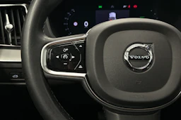 musta Volvo XC60 2023 kuva 11.