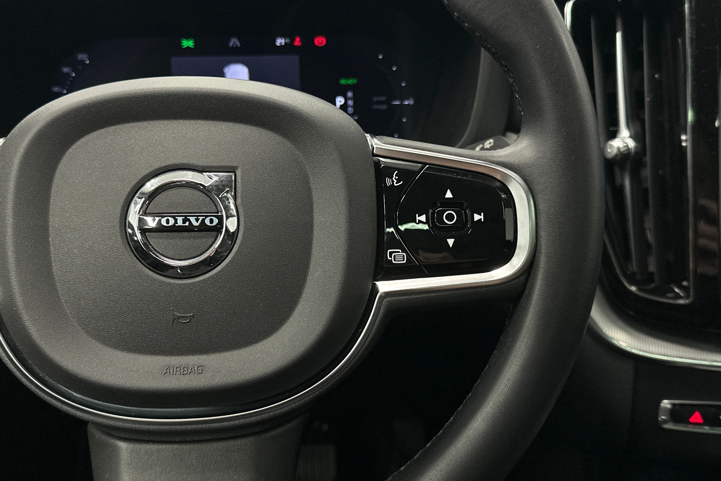 musta Volvo XC60 2023 kuva 12.