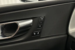 musta Volvo XC60 2023 kuva 16.