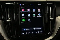 musta Volvo XC60 2023 kuva 18.