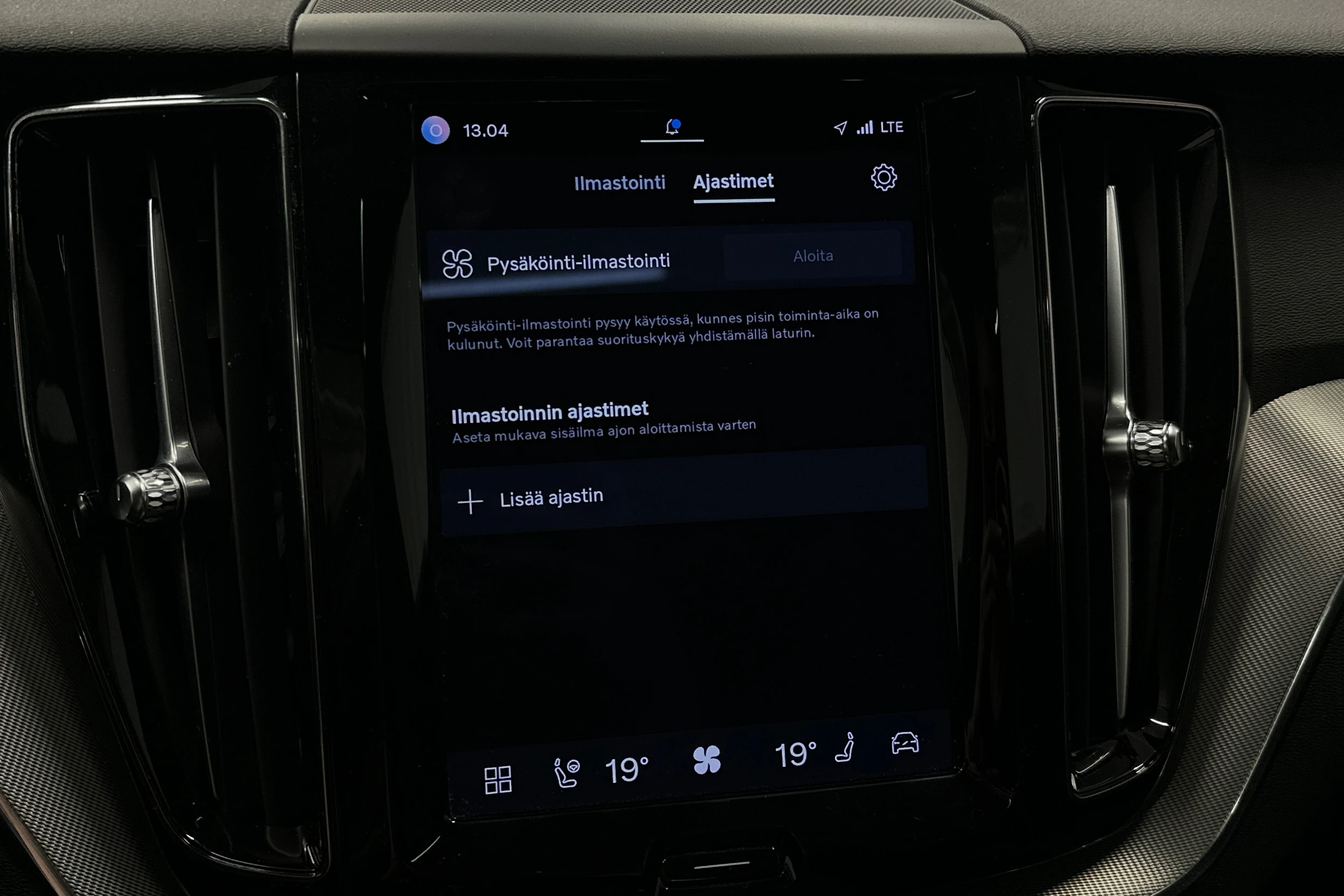 musta Volvo XC60 2023 kuva 21.