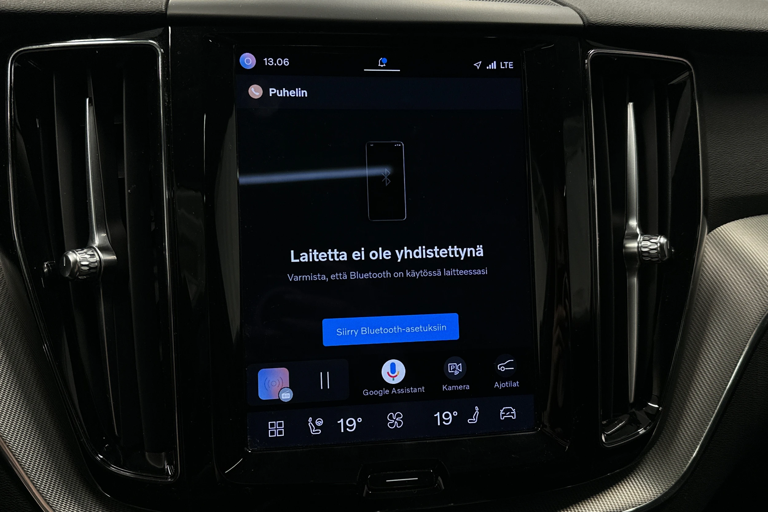 musta Volvo XC60 2023 kuva 25.