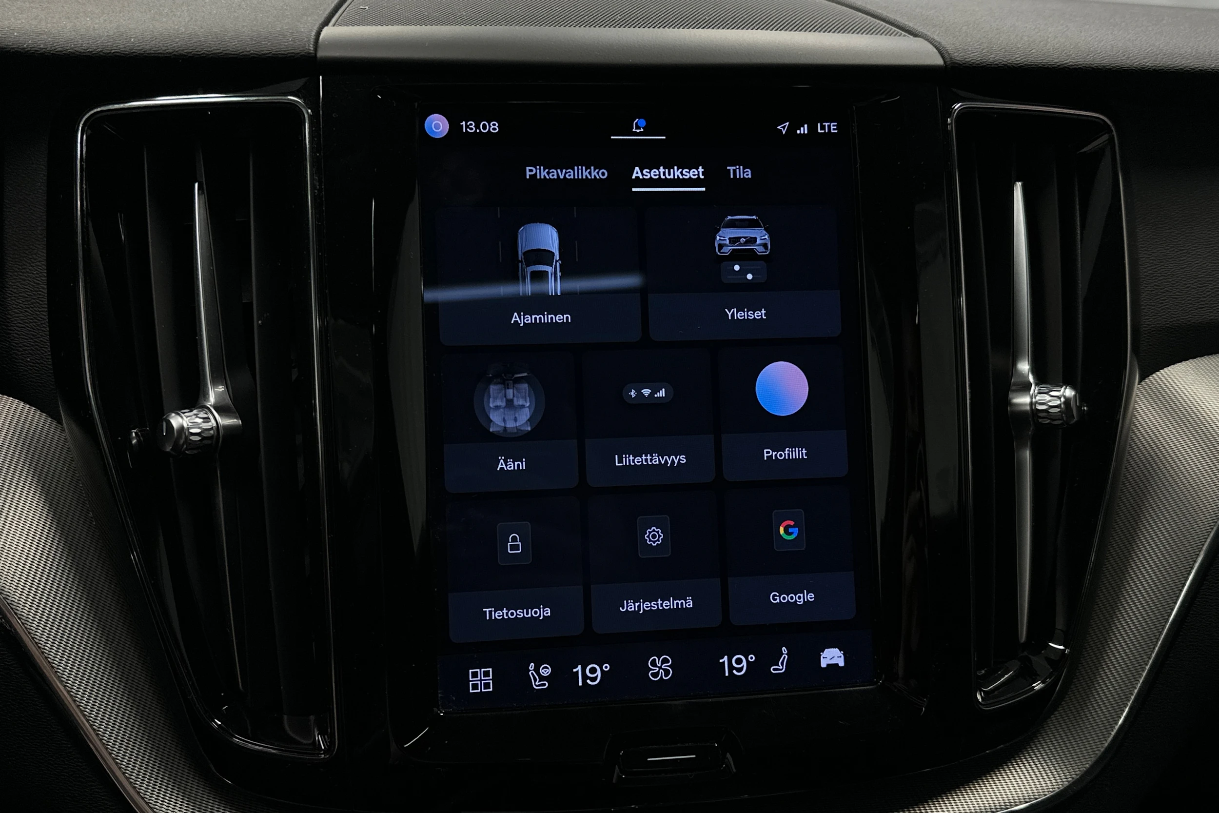 musta Volvo XC60 2023 kuva 28.