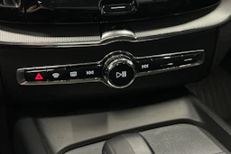 musta Volvo XC60 2023 kuva 33.