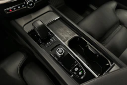 musta Volvo XC60 2023 kuva 34.