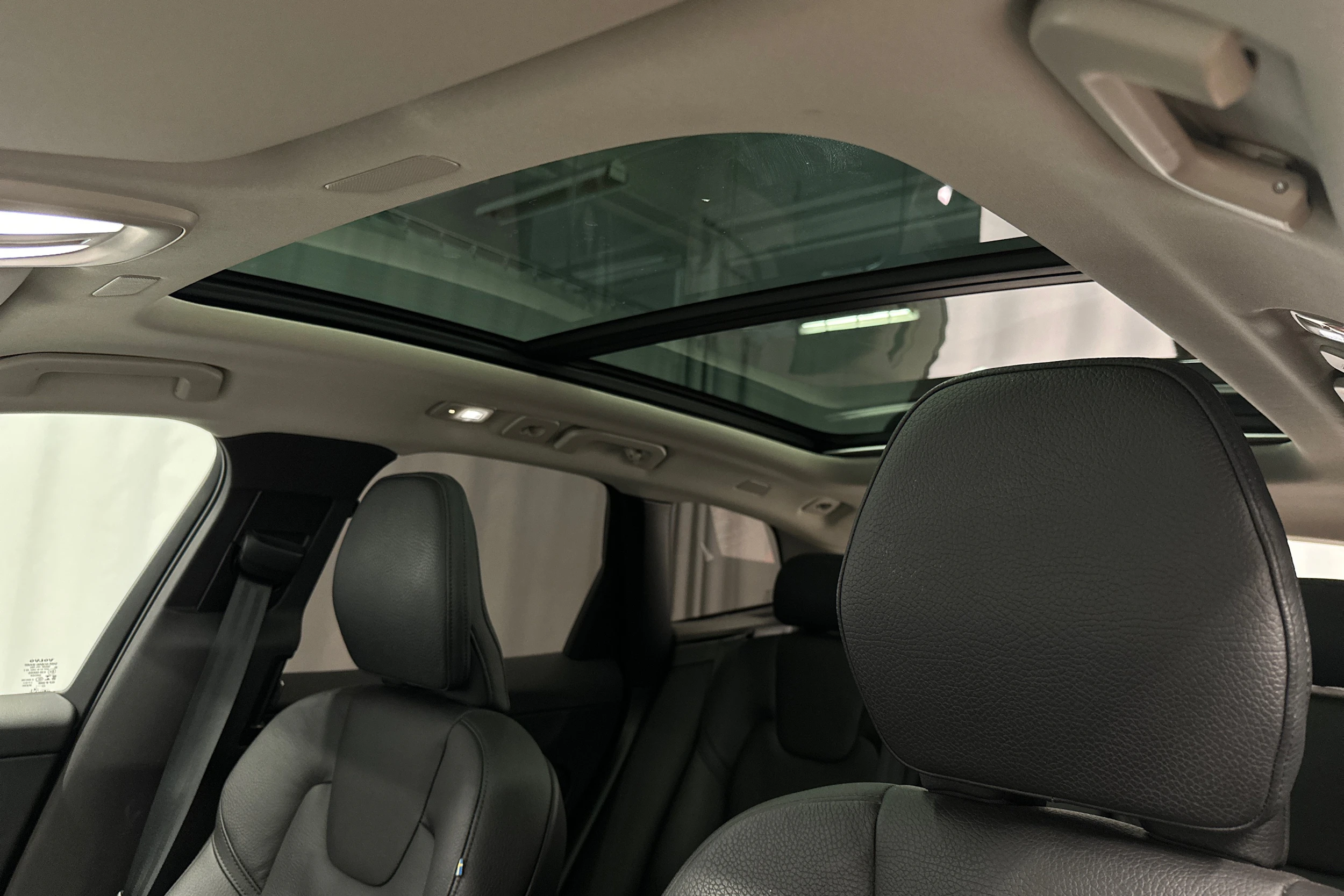 musta Volvo XC60 2023 kuva 36.