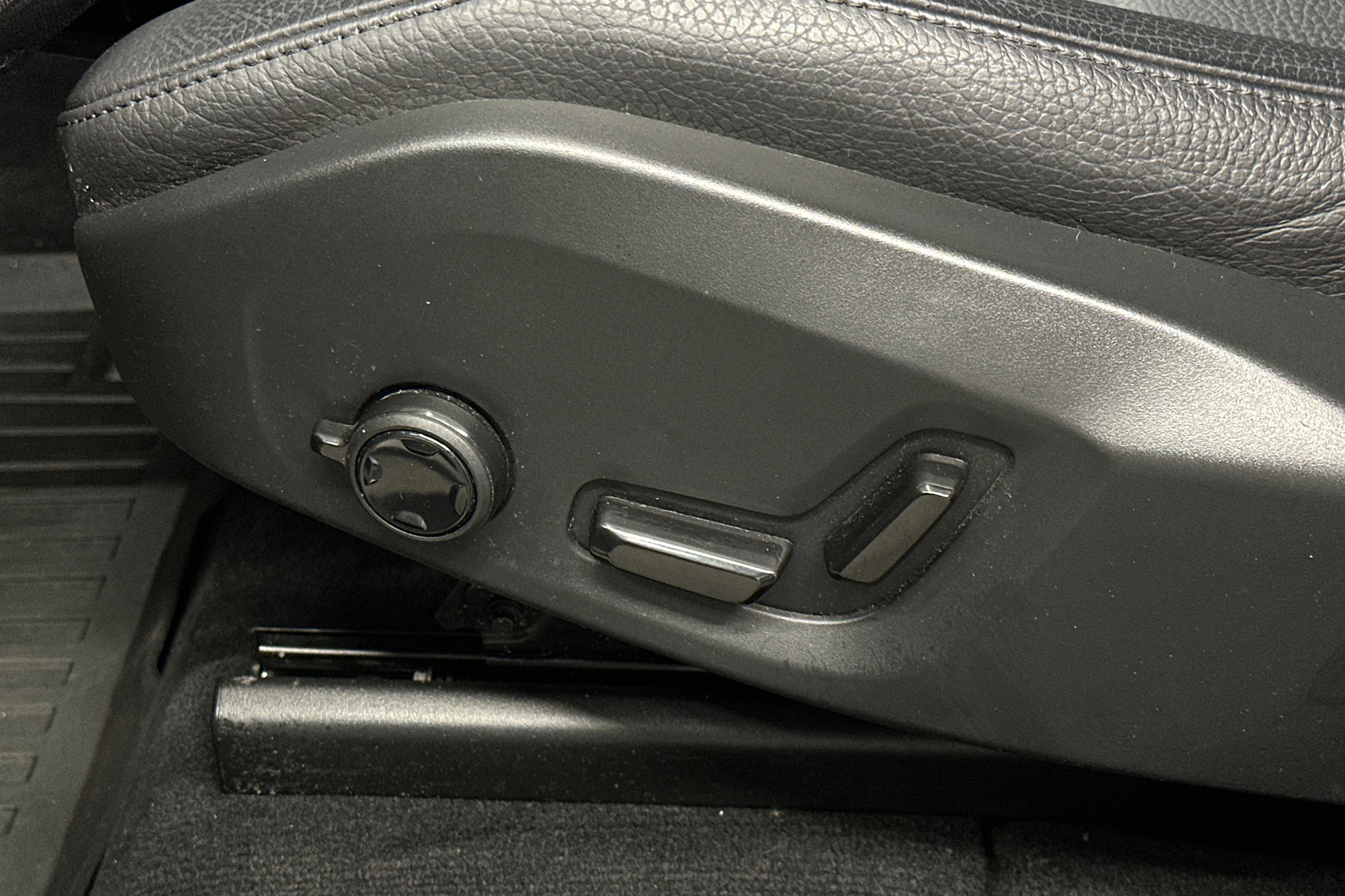 musta Volvo XC60 2023 kuva 37.