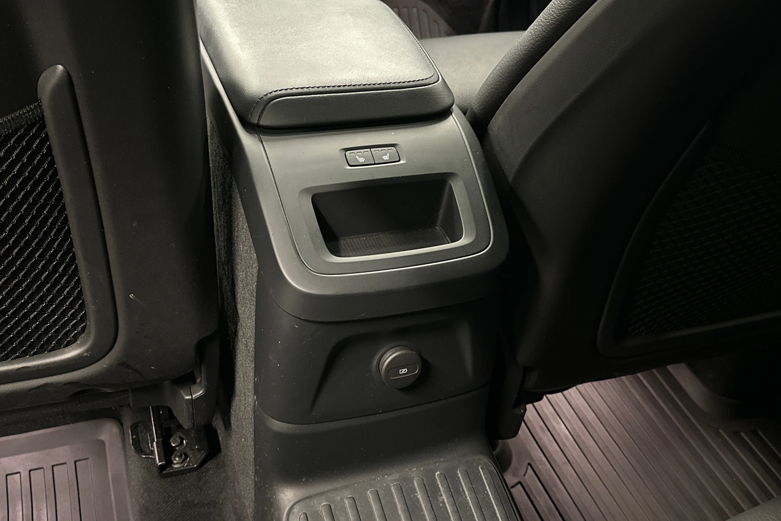 musta Volvo XC60 2023 kuva 38.