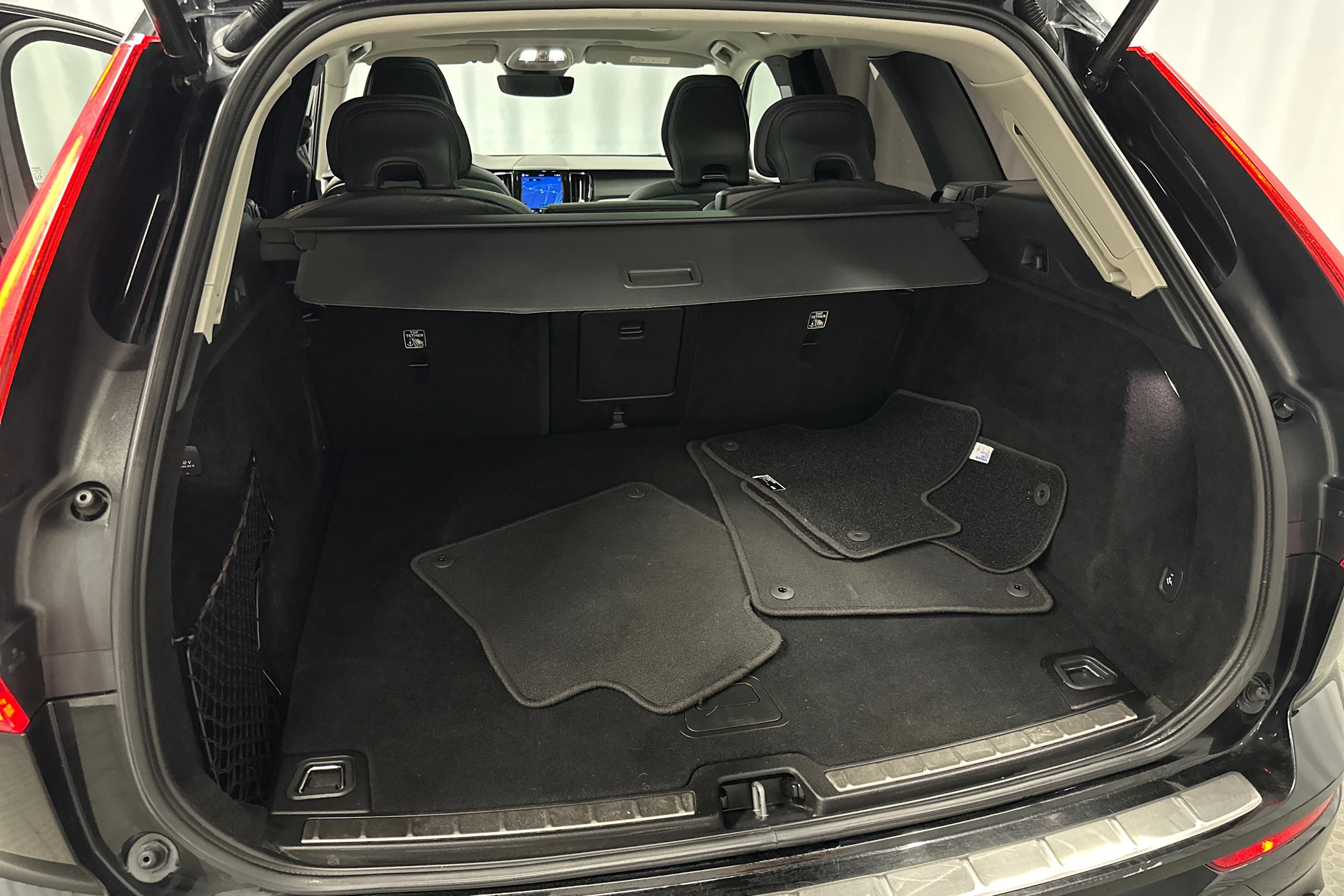 musta Volvo XC60 2023 kuva 39.
