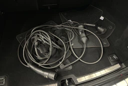 musta Volvo XC60 2023 kuva 40.