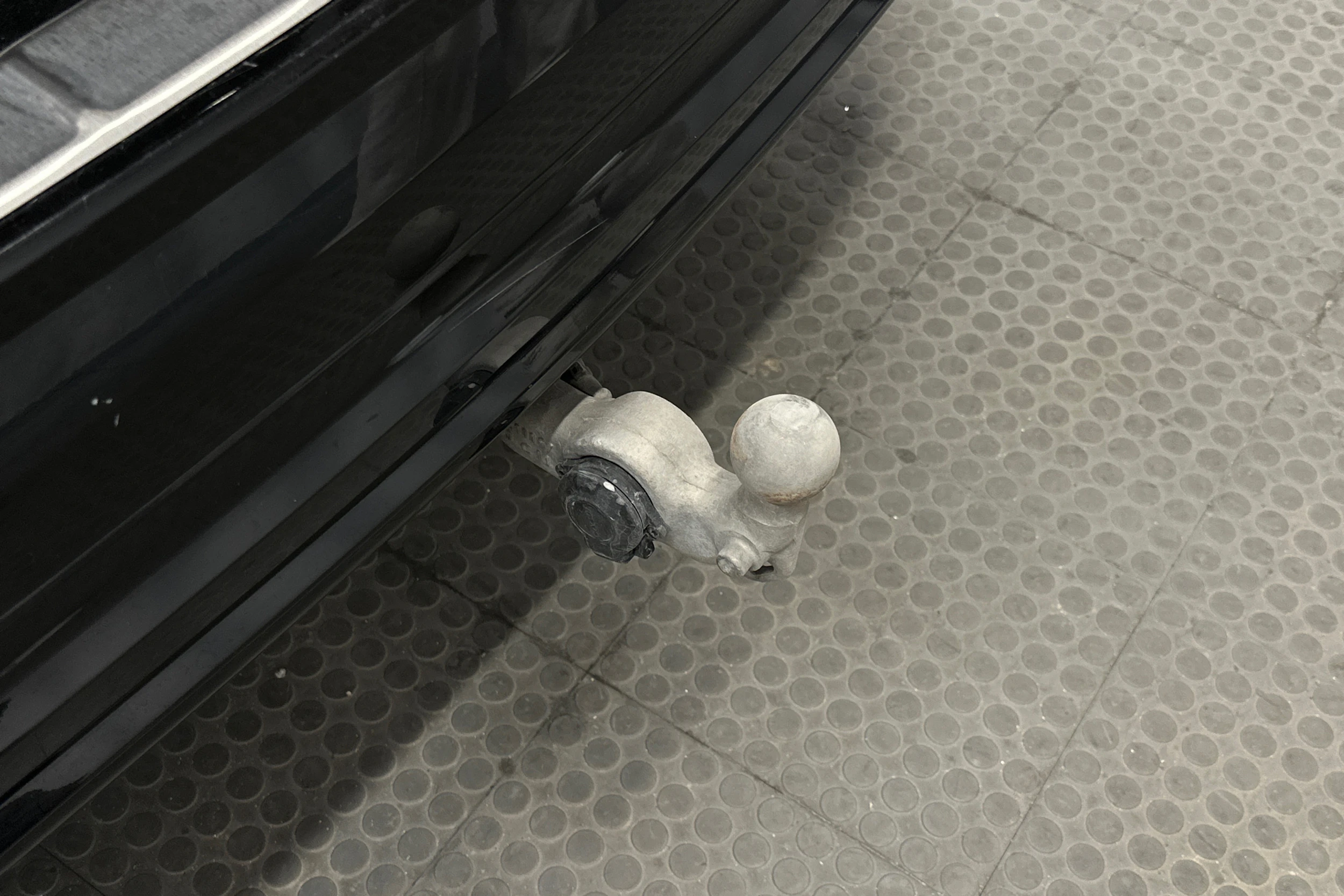 musta Volvo XC60 2023 kuva 42.