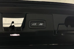 musta Volvo XC60 2023 kuva 43.