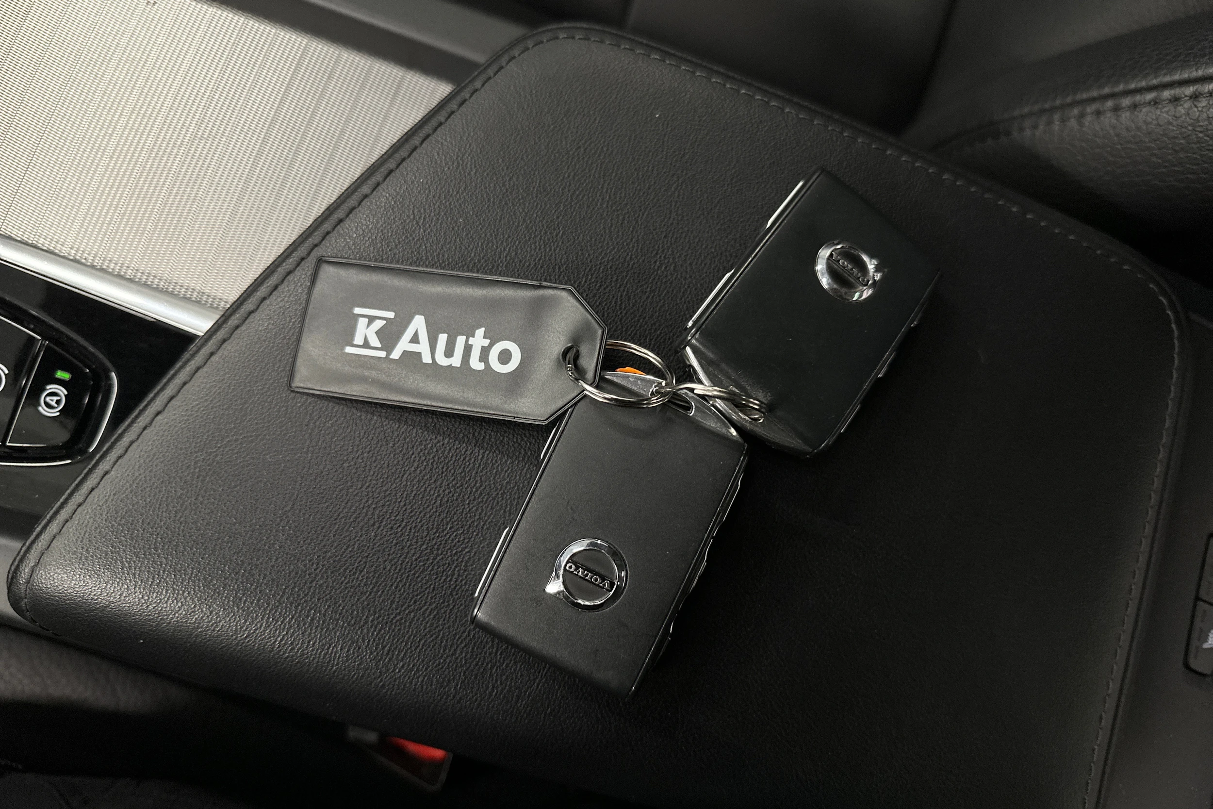 musta Volvo XC60 2023 kuva 44.
