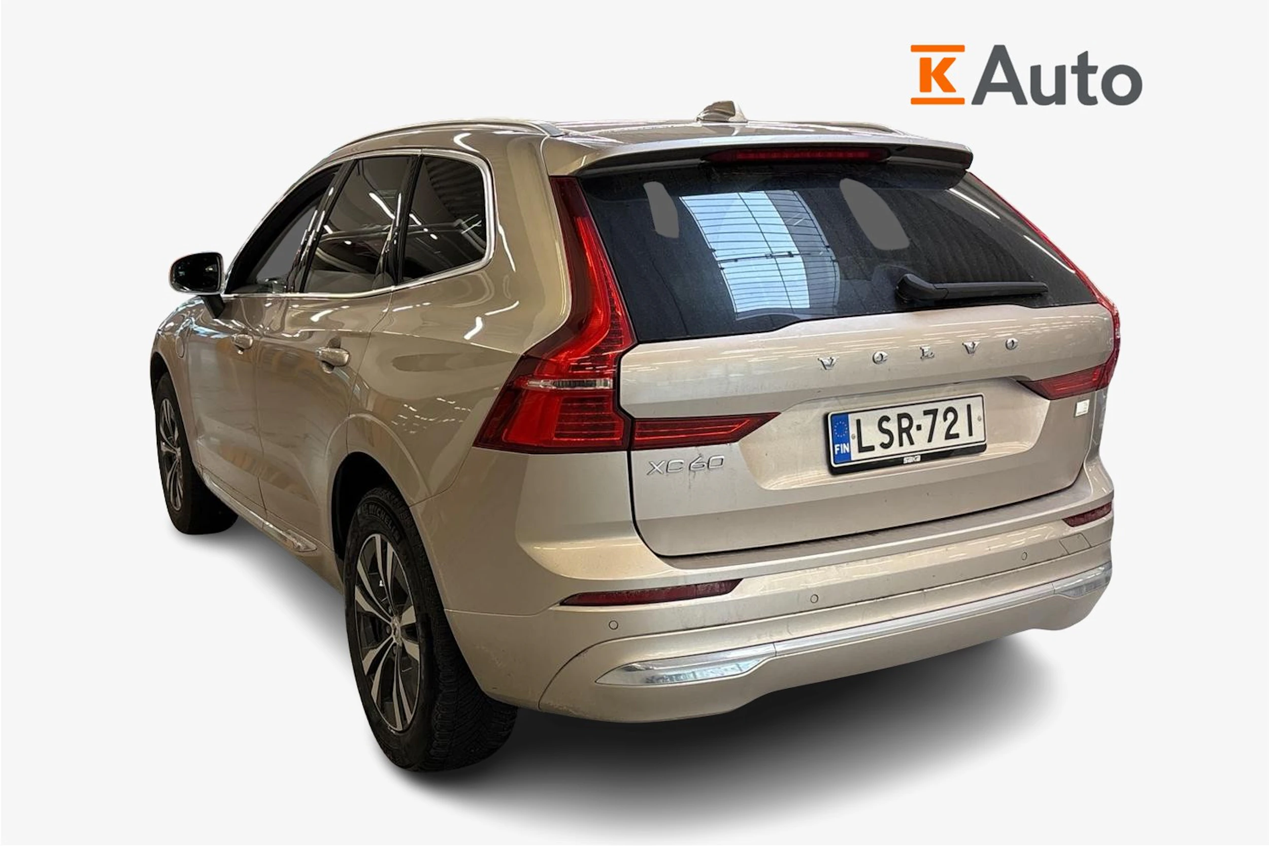 Harmaa Volvo XC60 2023 kuva 2.