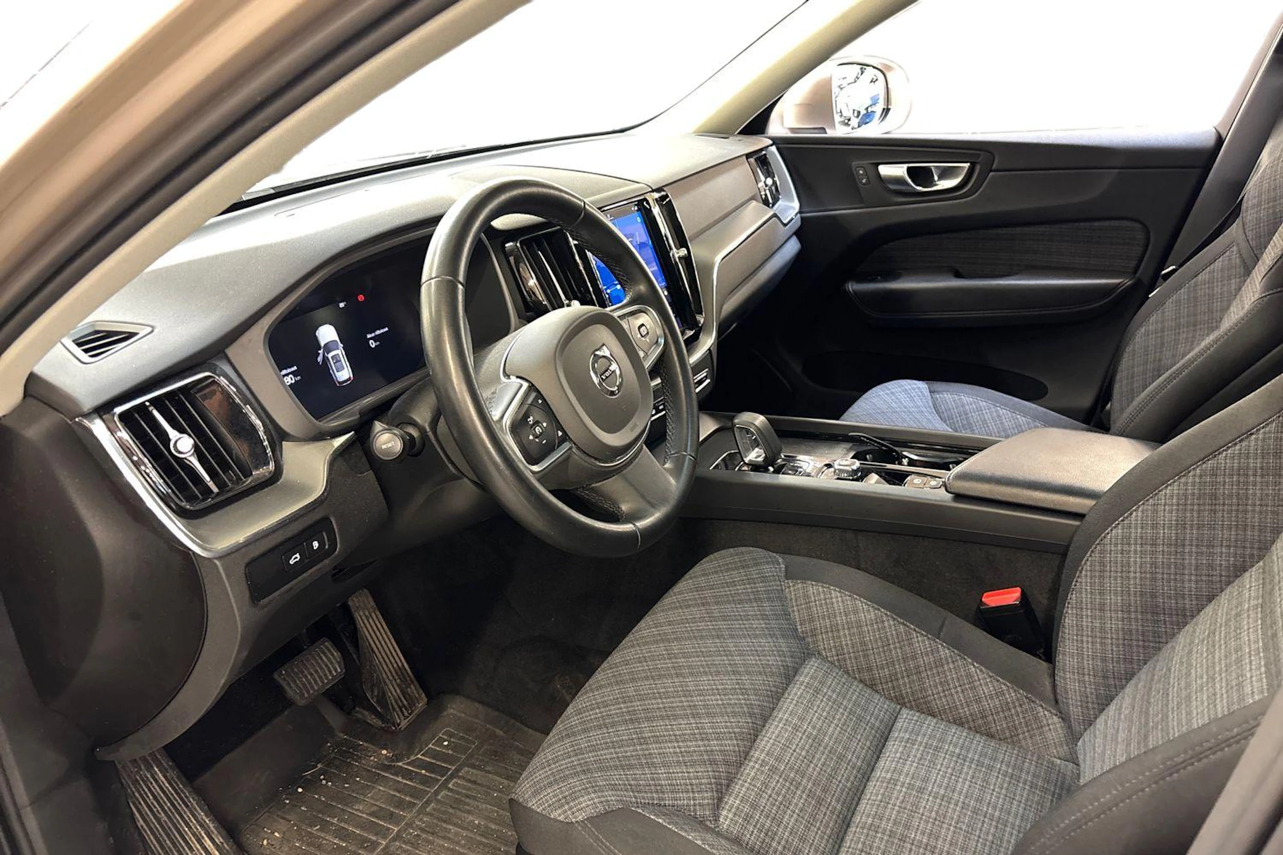 Harmaa Volvo XC60 2023 kuva 3.