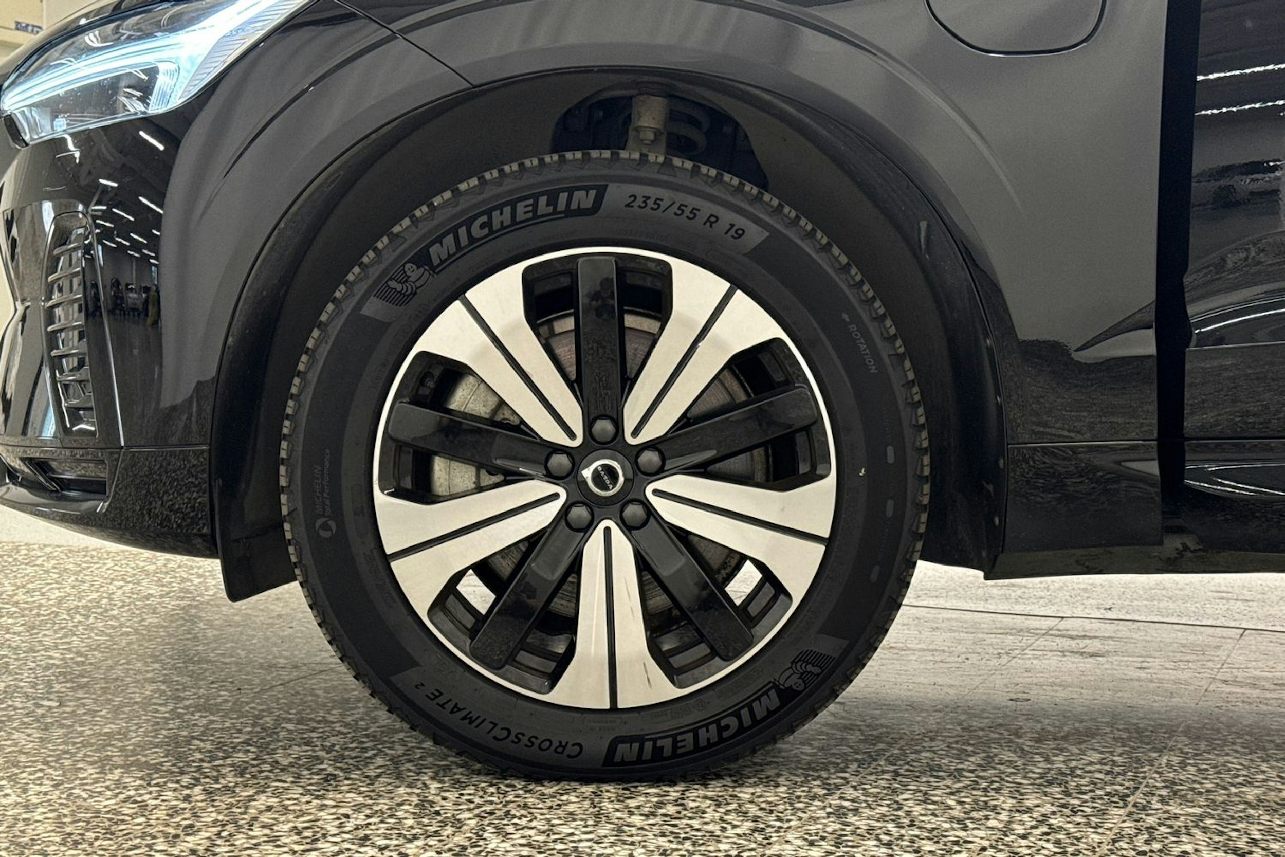 musta Volvo XC60 2023 kuva 35.
